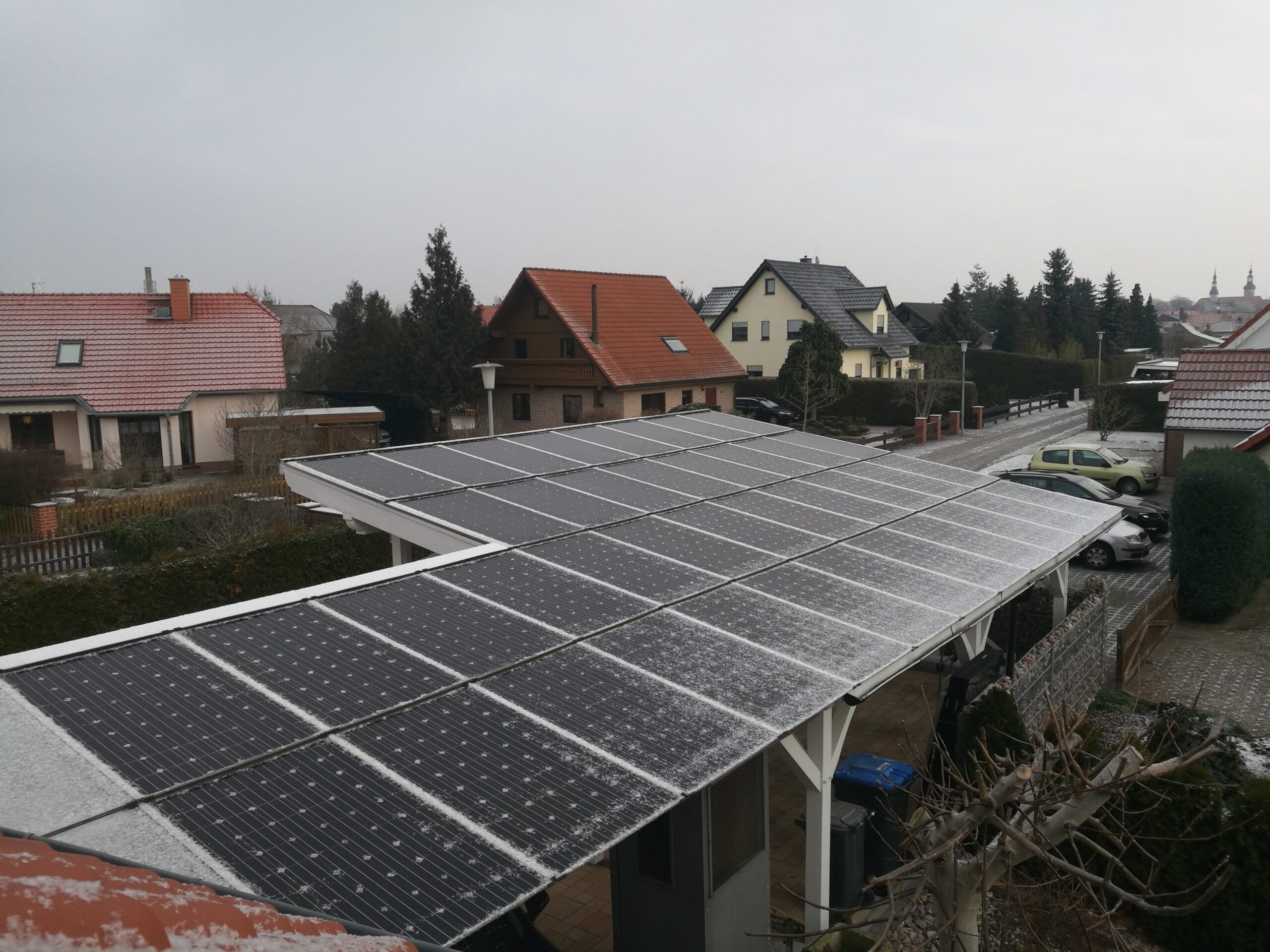 Solar Carport schützt Autos auch im Winter