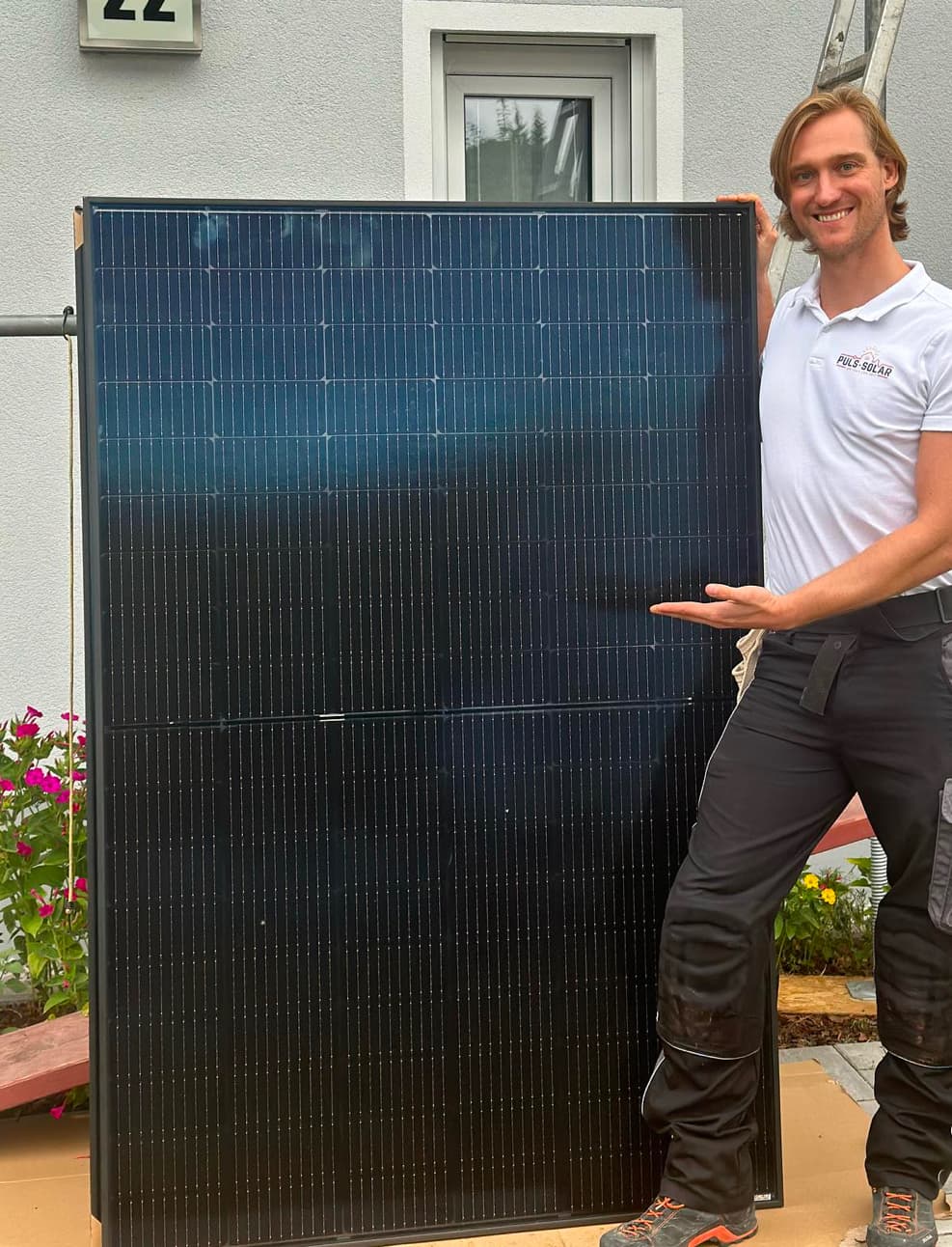 Tino Gottsmann mit Solarmodul: Solar für Eilenburg, Leipzig und Umgebung
